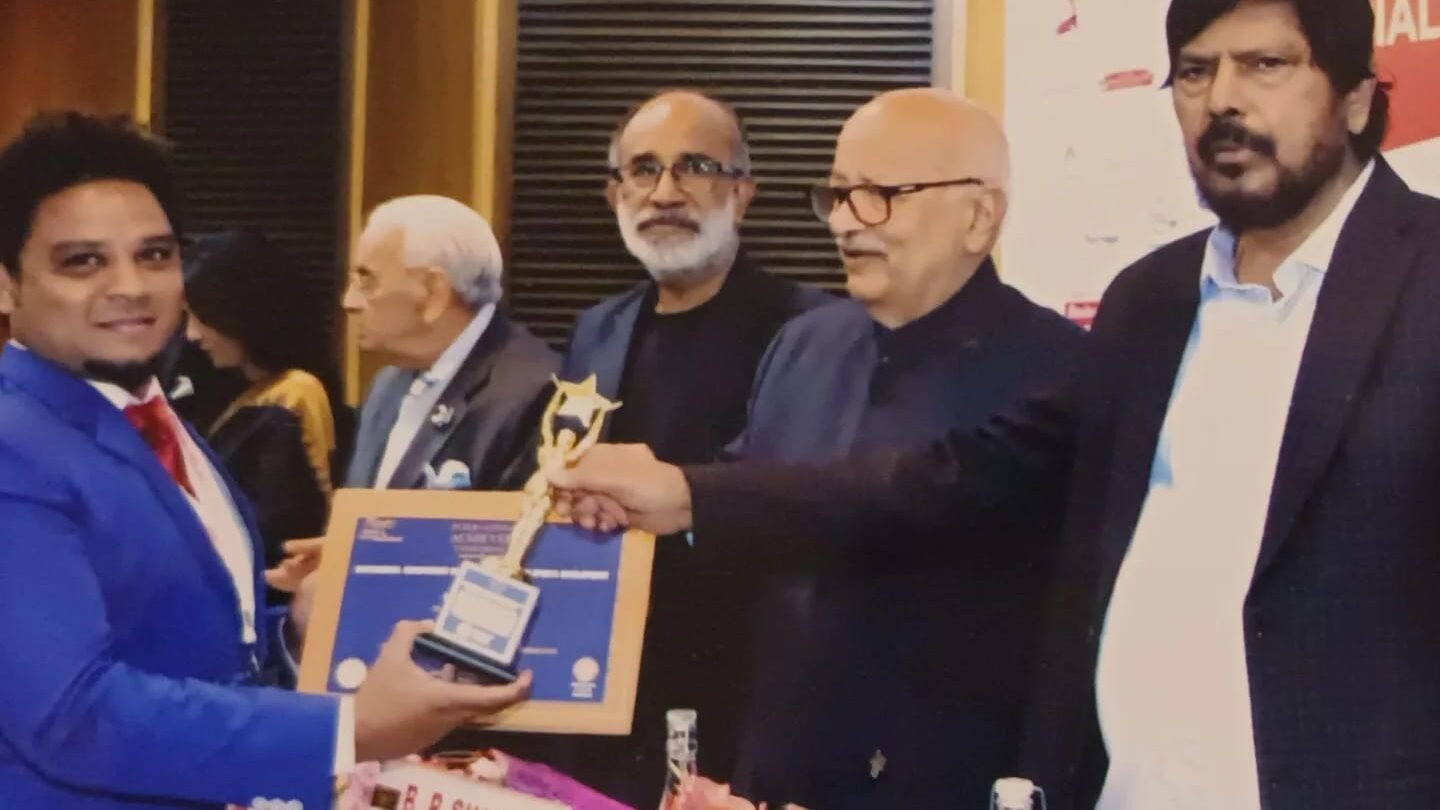 लेस्टर पीटर यांचा केंद्रीय मंत्र्यांच्या हस्ते गौरव